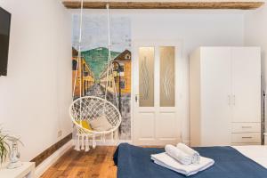 1 dormitorio con 1 cama y una pintura en la pared en Lamp House en Brasov