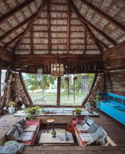 - une chambre avec une grande fenêtre dans une cabane dans l'établissement Nooks by AdyBeca - Balnaca Traditional Nook, à Bălnaca