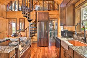 une cuisine avec des placards en bois et un escalier en colimaçon dans l'établissement Cozy Mountaintop Hideaway on 13 Acres with Gas Grill, à Sandymush