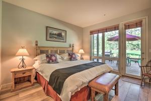 Postel nebo postele na pokoji v ubytování Bend Townhome with Golf Course Views and Private Deck!