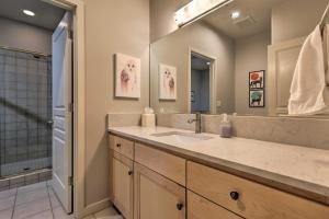 Koupelna v ubytování Bend Townhome with Golf Course Views and Private Deck! + 31 fotografií