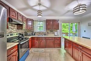 eine Küche mit Holzschränken und einer Arbeitsplatte in der Unterkunft Deck and Backyard Tobyhanna Family Home in Tobyhanna