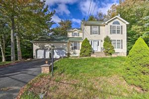 ein Haus auf einer Straße mit Auffahrt in der Unterkunft Deck and Backyard Tobyhanna Family Home in Tobyhanna