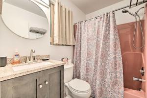 ein Badezimmer mit Waschbecken, Toilette und Spiegel in der Unterkunft Deck and Backyard Tobyhanna Family Home in Tobyhanna + 25 Fotos