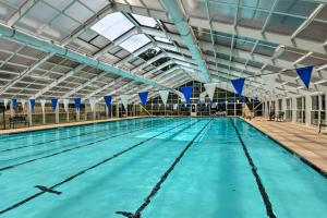 uma grande piscina interior com água azul em Lake Keowee Condo with Balcony, Community Perks em Salem