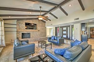 sala de estar con sofás y chimenea en Sunny Scottsdale Abode with Pool, Hot Tub and Patio!, en Phoenix