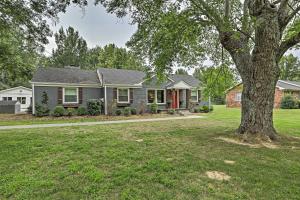 Zahrada ubytování Quiet Nashville Area Home with Pool - 15 Mi to Dtwn