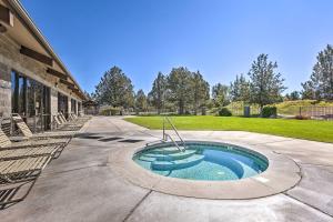 a small swimming pool in the middle of a sidewalk at Charming Redmond Townhome with Resort Amenities in Redmond