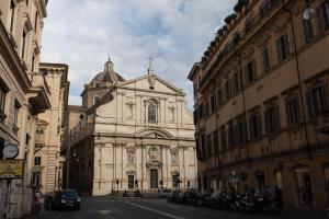 un grand bâtiment situé dans une ville entre deux bâtiments dans l'établissement Domus 21 Luxury Suites, à Rome