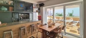 - une cuisine avec un bar doté d'une table et de chaises dans l'établissement Casa BARR, à Trafaria