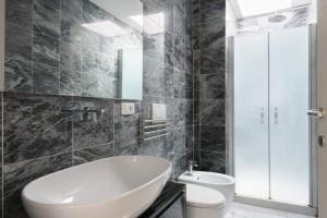 A bathroom at River Rooftop-360°View, Private Parking, Pet, Baby Még 21 kép