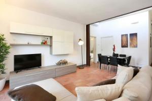 A seating area at River Rooftop-360°View, Private Parking, Pet, Baby