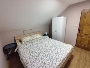 Postel nebo postele na pokoji v ubytování Vikendica Mladenović