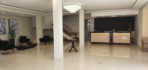 a lobby with a large screen in a building at Hotel Fatti in Maringá +47 photos