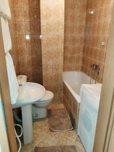 La salle de bains est pourvue d'un lavabo, de toilettes et d'une baignoire. dans l'établissement IV2020 apartment, à Skopje