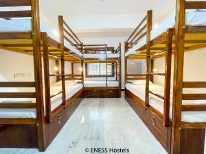 Voodi või voodid majutusasutuse Eness Hostels Pondicherry toas