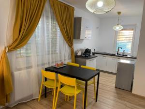 Kuchyň nebo kuchyňský kout v ubytování APARTMENTS TRENČÍN