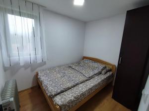 Postel nebo postele na pokoji v ubytování Vikendica Mladenović