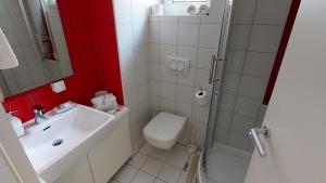 een badkamer met een toilet, een wastafel en een douche bij Number 5 in Pakoštane