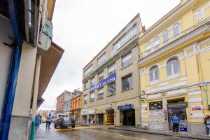 een gebouw in een straat waar mensen op straat lopen bij Hotel Ana Carolina in Manizales