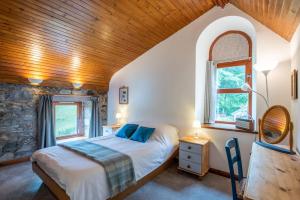 Ένα ή περισσότερα κρεβάτια σε δωμάτιο στο Beautiful Character House in Muir of Ord
