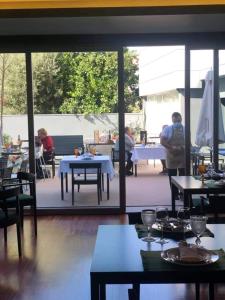 Un restaurant sau alt loc unde se poate mânca la Hotel Vila Luena