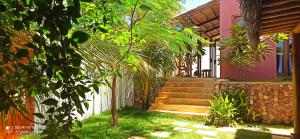 a house with stairs and a pink house at Casa Verde Canoa Quebrada in Canoa Quebrada