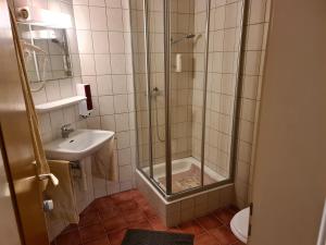 Koupelna v ubytování Auberge de Ballens + 33 fotografií