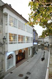 eine leere Straße in einer Stadt mit einem Gebäude in der Unterkunft Hotel Eli-Mar in A Guarda