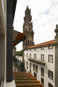 ポルトにあるRVA - Clerigos Apartmentsの時計塔のある建物の眺め