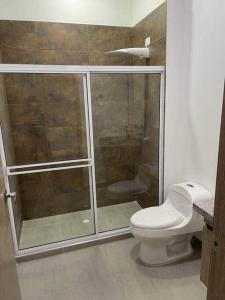 a bathroom with a glass shower with a toilet at 304A-APARTA ESTUDIO DUPLEX MINI EN Granada in Cali