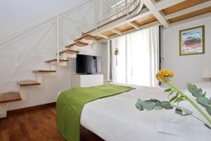 Un dormitorio con una cama grande y una escalera. en Vatican Holiday Home, en Roma