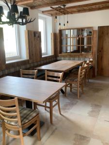 uma sala de jantar com mesas e cadeiras de madeira em Gasthaus zum Bären em Donauwörth