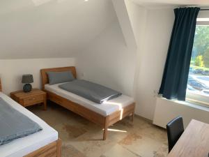 Schlafzimmer mit einem Bett und einem Fenster in der Unterkunft Gasthaus zum Bären in Donauwörth