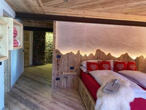 A bed or beds in a room at Grizzly Haus & Frosch Restaurant - Teritoria