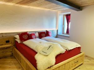 A bed or beds in a room at Grizzly Haus & Frosch Restaurant - Teritoria
