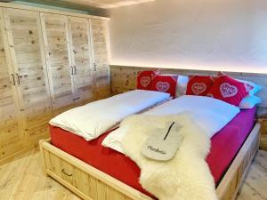 A bed or beds in a room at Grizzly Haus & Frosch Restaurant - Teritoria