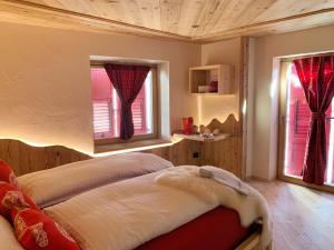 A bed or beds in a room at Grizzly Haus & Frosch Restaurant - Teritoria