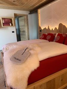 A bed or beds in a room at Grizzly Haus & Frosch Restaurant - Teritoria