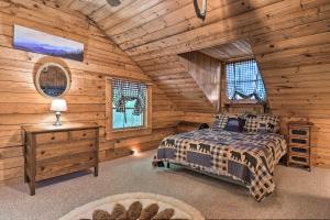 מיטה או מיטות בחדר ב-Mountain Getaway on 12 Acres with Sunroom and Views!