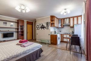 Habitación grande con cama y cocina. en Business Brusnika Apartments Arbatskaya, en Moscú