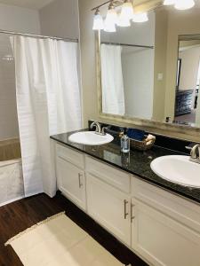 Afbeelding uit fotogalerij van Peaceful Medical Center Apartment 2BR & 2BA in Houston