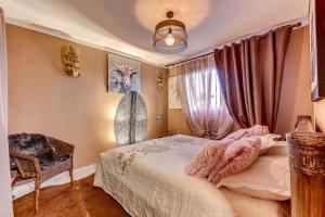 Postel nebo postele na pokoji v ubytování Mordelliya Private Jacuzzi Suites