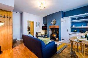 a living room with a blue wall at Fisherman's Cottage in Chester