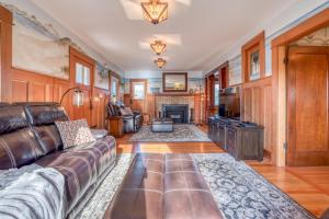 Ruang duduk di Pacific City Beach House - Meredith Lodging