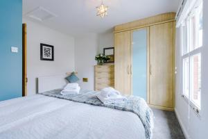 a bedroom with a bed with towels on it at Fisherman's Cottage in Chester