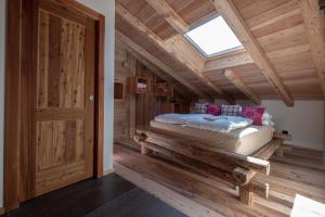 a bedroom with a bed and a wooden ceiling at Grizzly Haus in Varena