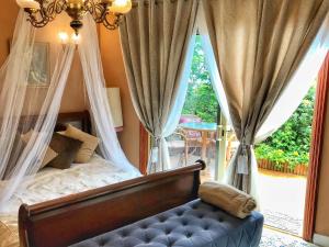 Postel nebo postele na pokoji v ubytování Mordelliya Private Jacuzzi Suites