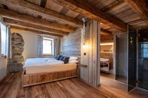 A bed or beds in a room at Grizzly Haus & Frosch Restaurant - Teritoria