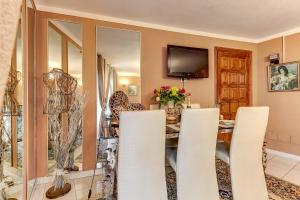TV a/nebo společenská místnost v ubytování Mordelliya Private Jacuzzi Suites
